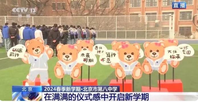 爸爸送娃撂下就走結果學校沒開門