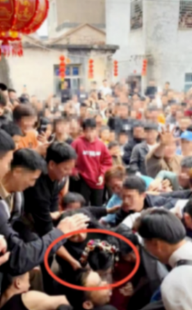 多名男子推倒新娘鬧元宵 村委會(huì)回應(yīng)