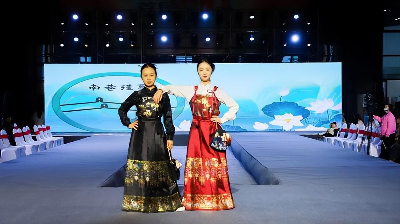 400名大學生回曹縣小鎮賣馬面裙