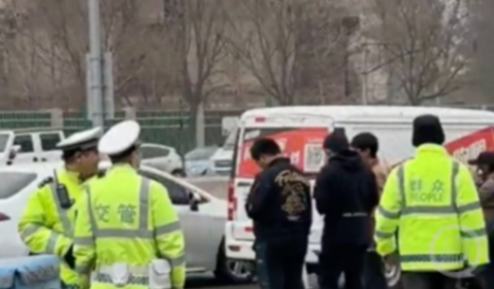 交警被路人同款反光外套逗笑