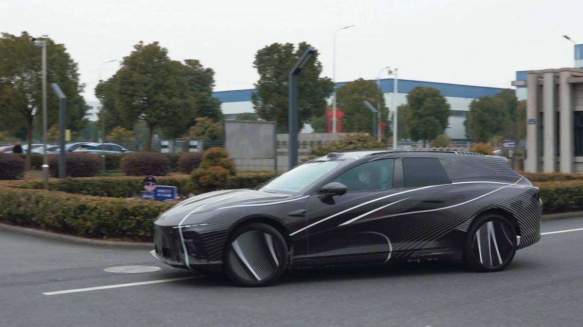 哪吒S獵裝車來了!800V+“無圖”NOA,極氪001眼饞?