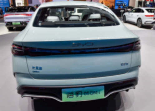 車(chē)海戰(zhàn)術(shù)繼續(xù),比亞迪海豹06和自家秦L卷起來(lái),級(jí)別一樣風(fēng)格不同