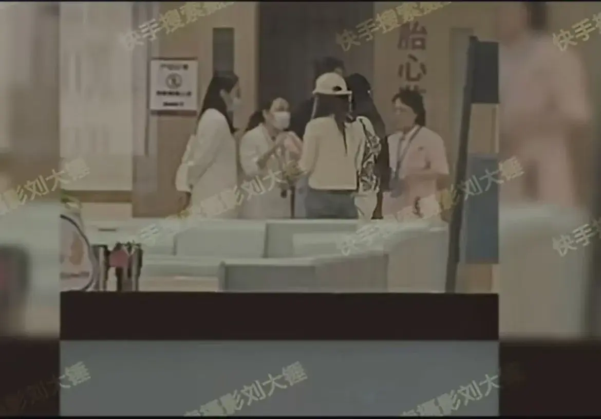 曝黃曉明陪葉珂去醫院產檢