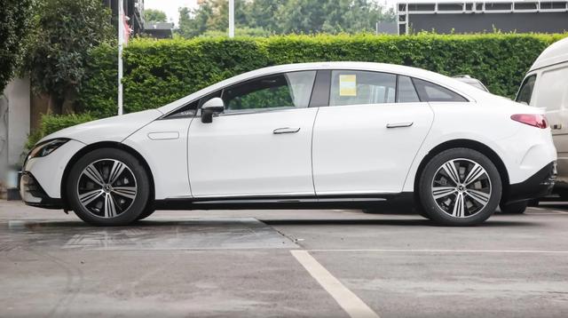 47.8萬元起售，純電續航681km，2025款奔馳EQE值得選擇嗎？-有駕