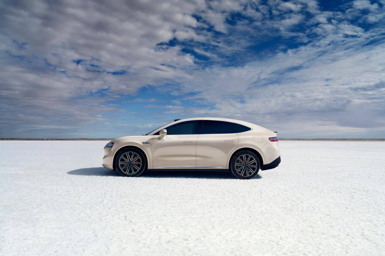 華為智選車(chē)智界R7增程版上市,續(xù)航破千五,轎跑SUV市場(chǎng)再掀波瀾