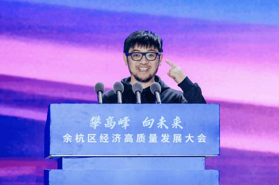 Rokid Glasses首次作為提詞器,亮相政府大會