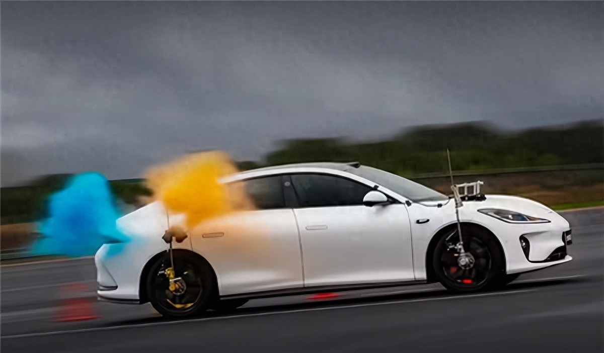 智己汽車推出行業首個爆胎安全功能升級