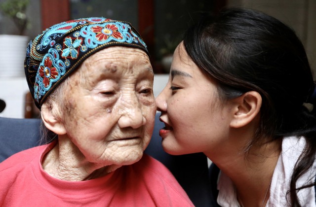 744分換來一臉口水?孫女中考高分遭奶奶“狂吻攻擊”