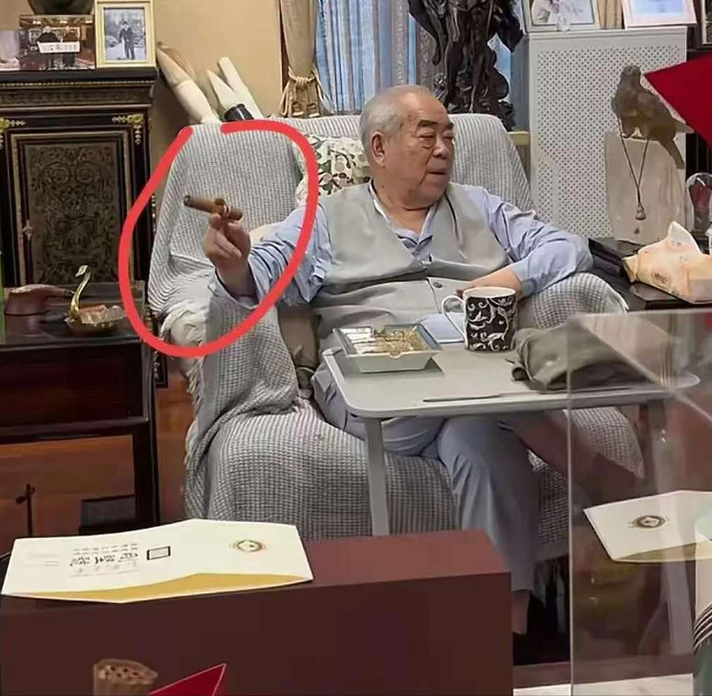 87歲范曾慶生 與小50歲妻子很恩愛