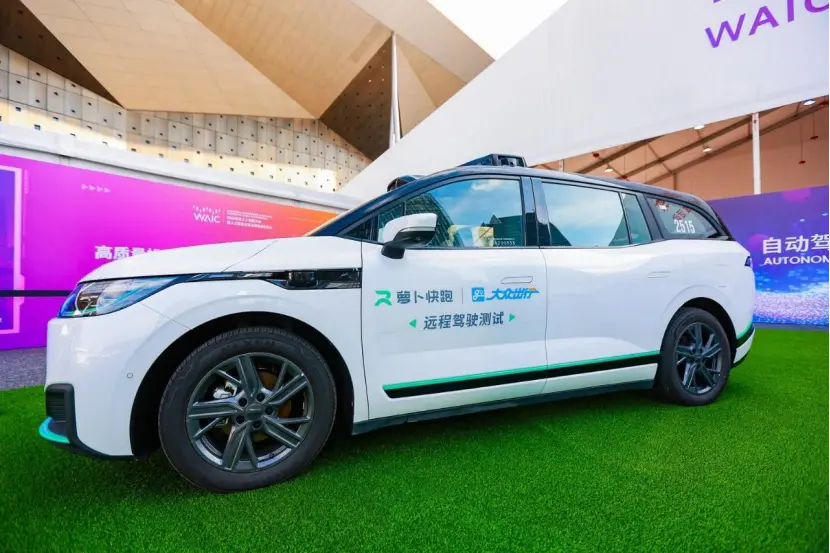 2025年世界??智能?會(WAIC)上,百度等一批科技企業獲得了上海智能網聯汽車示范運營牌照,蘿卜快跑還成了本屆WAIC的大會接駁車
