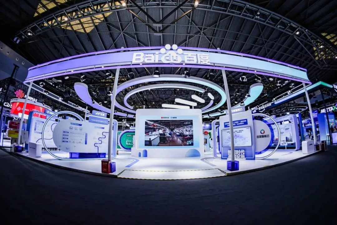 2025年世界??智能?會(WAIC)上,百度等一批科技企業獲得了上海智能網聯汽車示范運營牌照,蘿卜快跑還成了本屆WAIC的大會接駁車