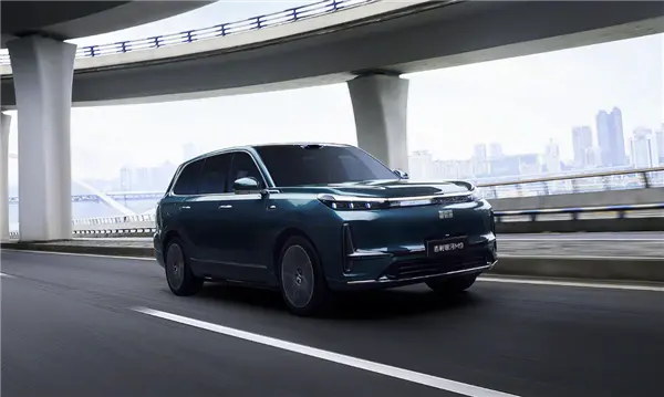 5米2全尺寸SUV殺入20萬內！吉利銀河M9預售：19.38萬元起