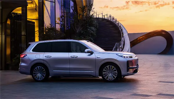 5米2全尺寸SUV殺入20萬內！吉利銀河M9預售：19.38萬元起