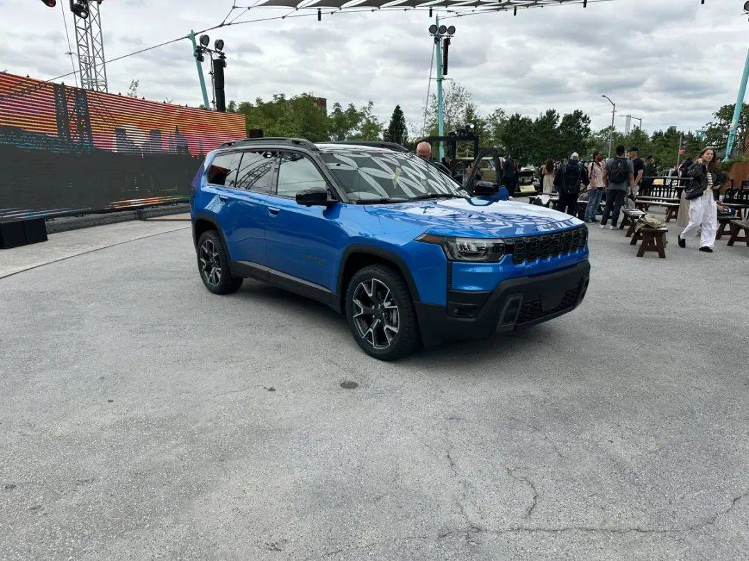 8月22日,Jeep正式發(fā)布新一代自由光,車型采用全新的外觀內(nèi)飾設(shè)計,動力上配備1.6T四缸發(fā)動機和電動機組成的混合動力系統(tǒng)