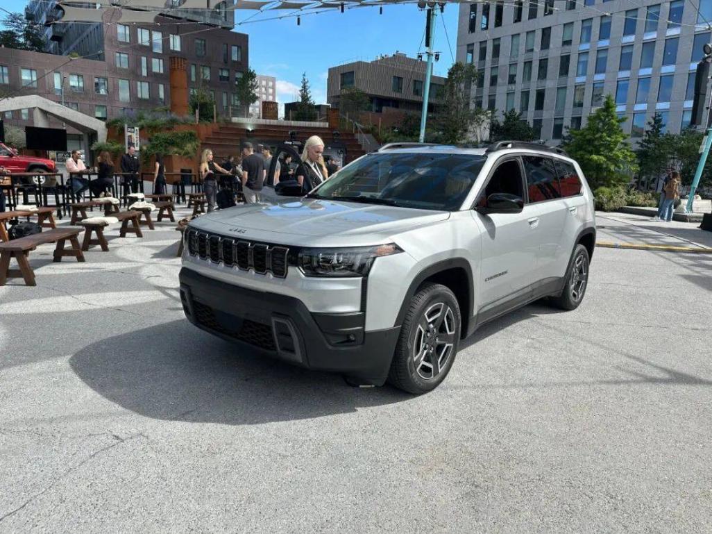 8月22日,Jeep正式發(fā)布新一代自由光,車型采用全新的外觀內(nèi)飾設(shè)計,動力上配備1.6T四缸發(fā)動機和電動機組成的混合動力系統(tǒng)