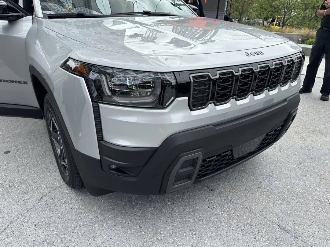 8月22日,Jeep正式發(fā)布新一代自由光,車型采用全新的外觀內(nèi)飾設(shè)計,動力上配備1.6T四缸發(fā)動機和電動機組成的混合動力系統(tǒng)