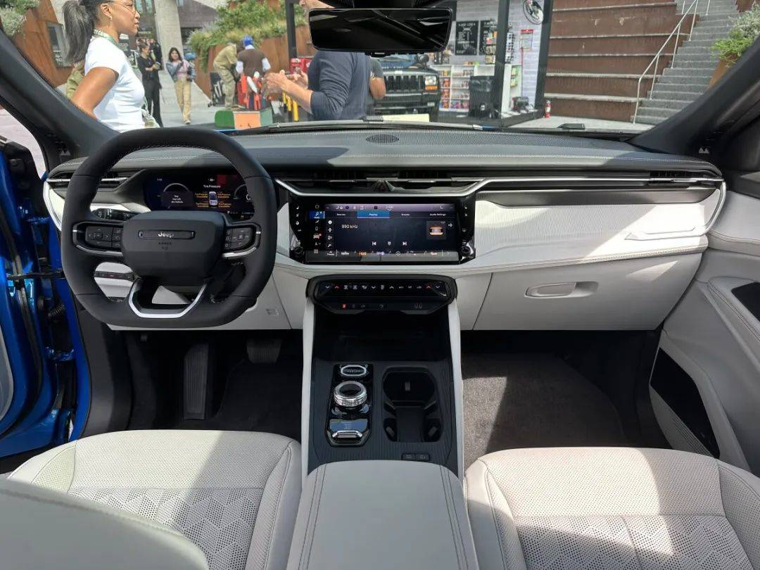 8月22日,Jeep正式發(fā)布新一代自由光,車型采用全新的外觀內(nèi)飾設(shè)計,動力上配備1.6T四缸發(fā)動機和電動機組成的混合動力系統(tǒng)