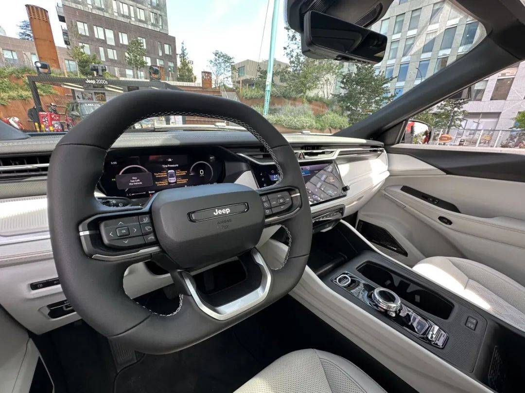 8月22日,Jeep正式發(fā)布新一代自由光,車型采用全新的外觀內(nèi)飾設(shè)計,動力上配備1.6T四缸發(fā)動機和電動機組成的混合動力系統(tǒng)