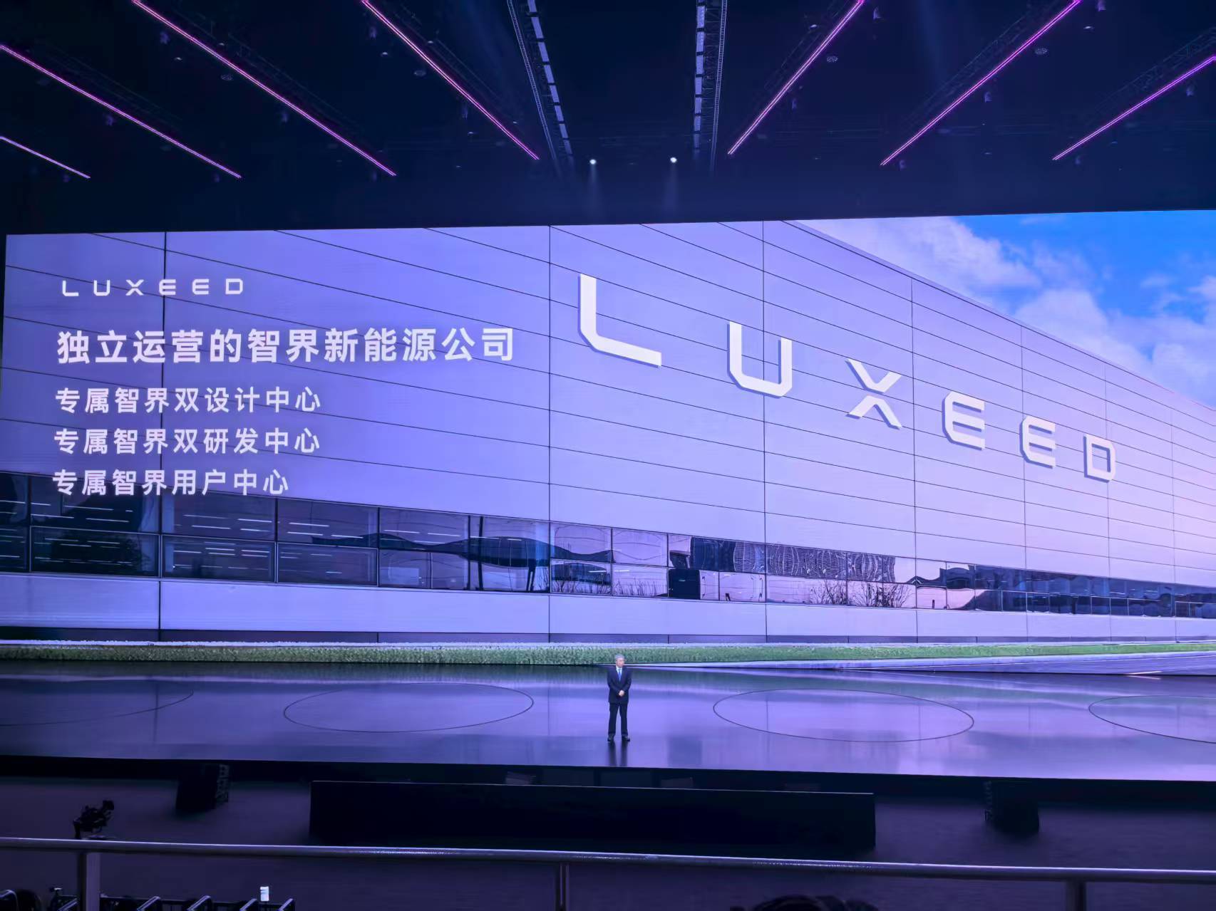 華為開始狂飆!尚界16.98萬“棍掃一片”,智界問界尊界錦上添花