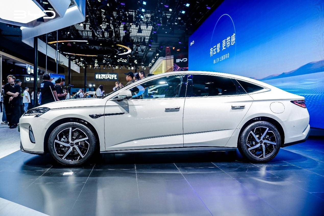 2025成都車展丨滿配進階,2026款海豹07DM-i,插混家轎扛鼎之作!