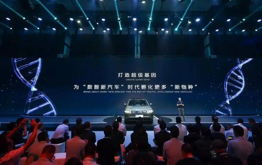 長安汽車成為一家極具前瞻性和應變能力的車企,新能源“香格里拉”計劃、智能化“北斗天樞”計劃、全球化“海納百川”計劃,每一個都在按計劃有條不紊的推進