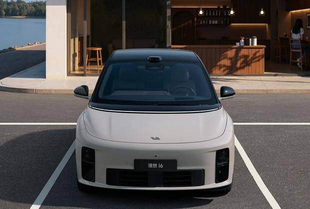 理想i6內(nèi)飾首發(fā):后排雙屏+冷暖冰箱 9月26日正式上市