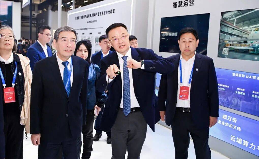 楊青出席2025世界智能網聯汽車大會并發表主題演講