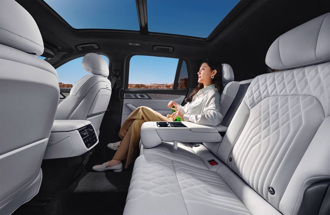 2026款領(lǐng)克09四驅(qū)探索版:標配全時四驅(qū) 二排通風按摩座椅