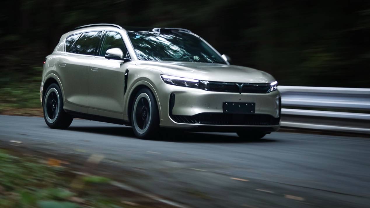 中國新能源高光時刻!嵐圖FREE+打破“秋名山”最快量產SUV紀錄