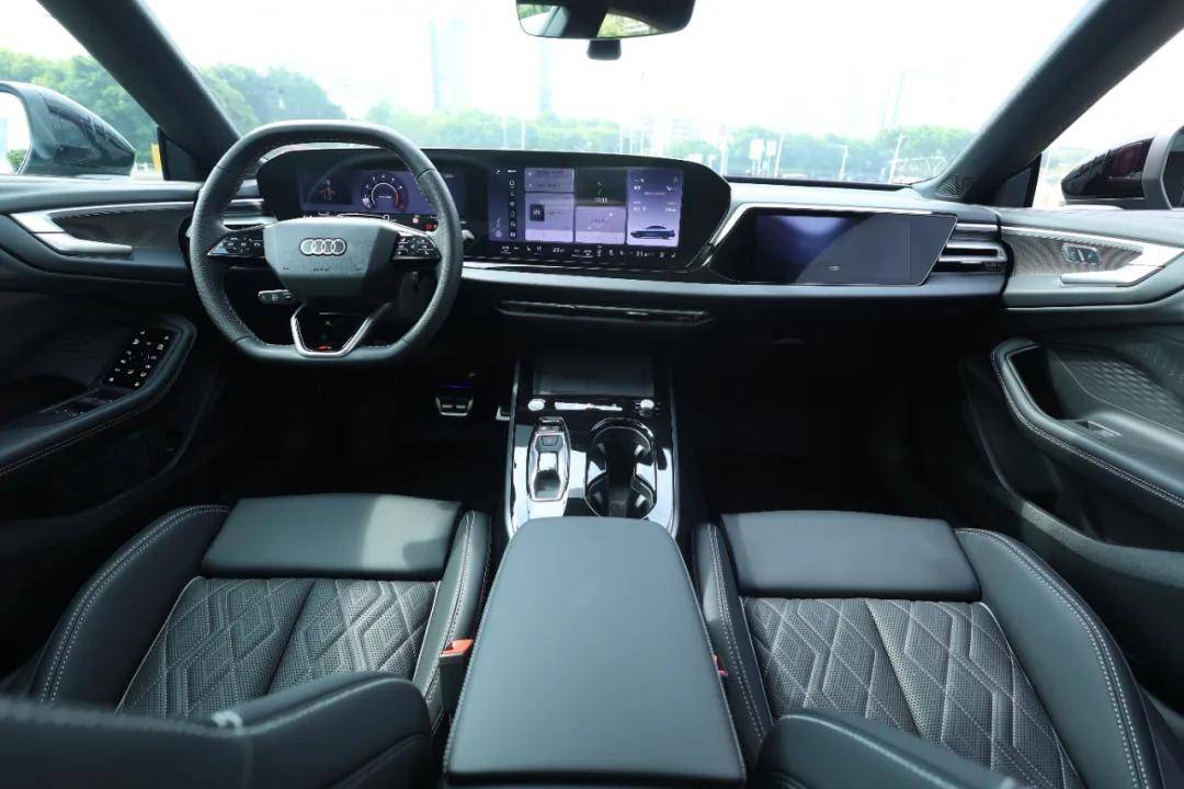 首搭華為乾崑,車機、智駕全面進階,上汽奧迪A5L Sportback真的太香了