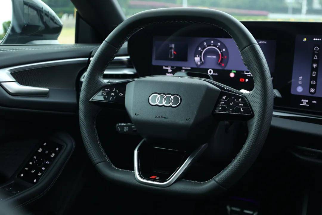 首搭華為乾崑,車機、智駕全面進階,上汽奧迪A5L Sportback真的太香了
