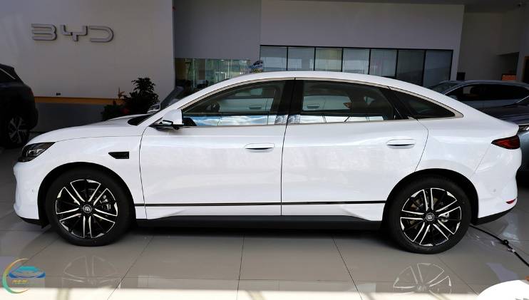 插混帶“T” 舒適有加 風(fēng)云A8L與秦L誰更適合家用?