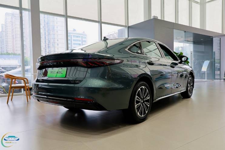 插混帶“T” 舒適有加 風(fēng)云A8L與秦L誰更適合家用?