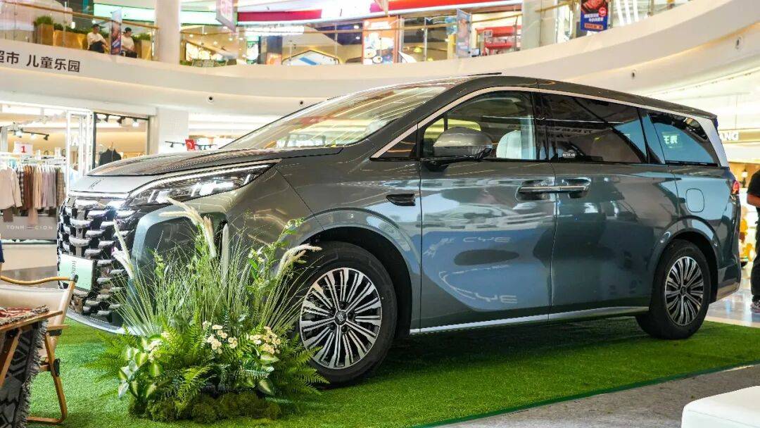 軸距超3米大七座,續航破千,配三排魔術座椅,家用必看!