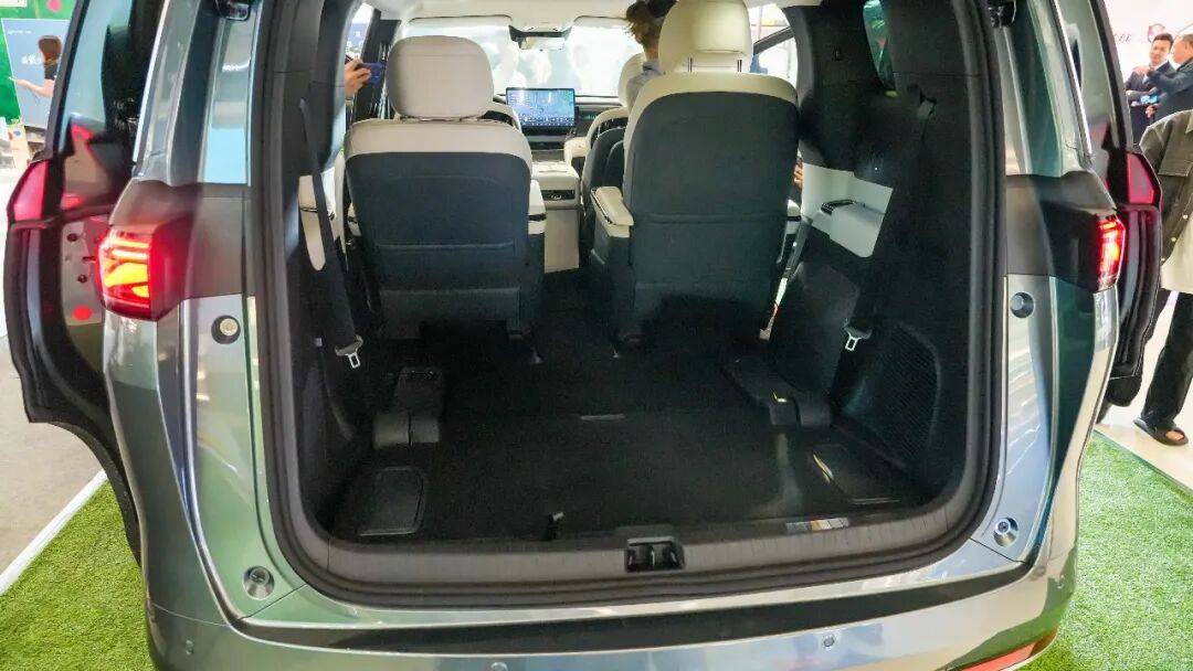 軸距超3米大七座,續航破千,配三排魔術座椅,家用必看!