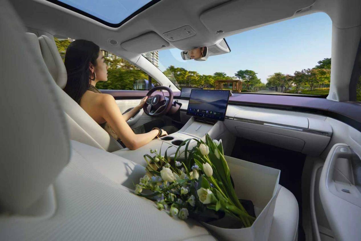 智界R7累計(jì)交付突破10萬臺(tái),智界品牌2.0駛?cè)肴侔l(fā)展新階段