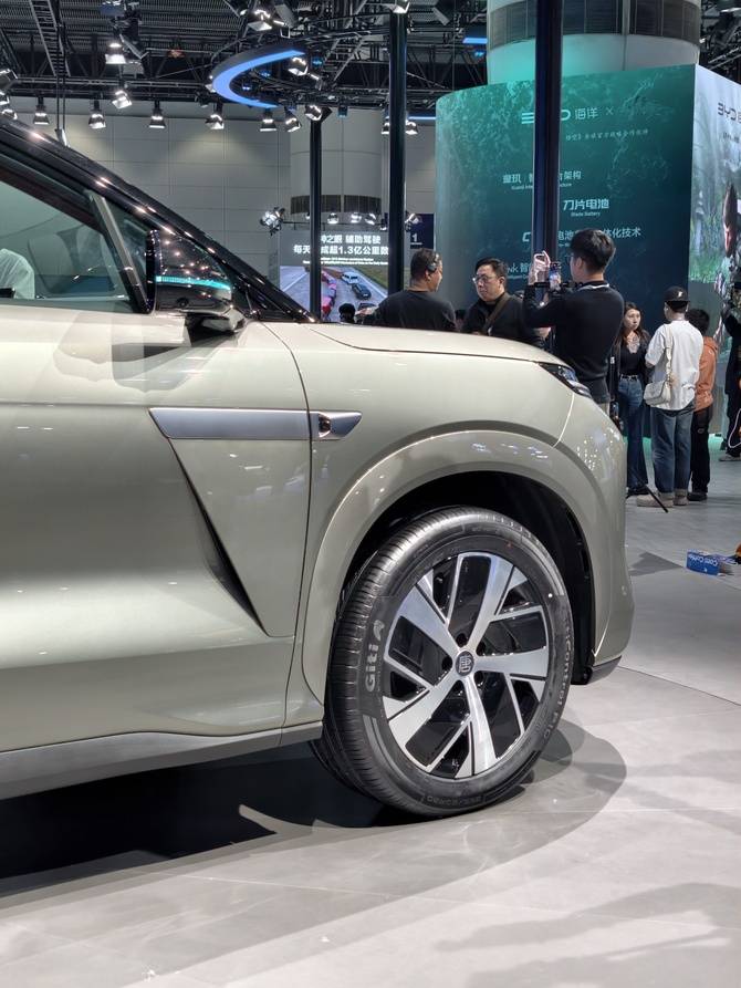 比亞迪漢L有新車色啦,成熟之下多了一份個性主張