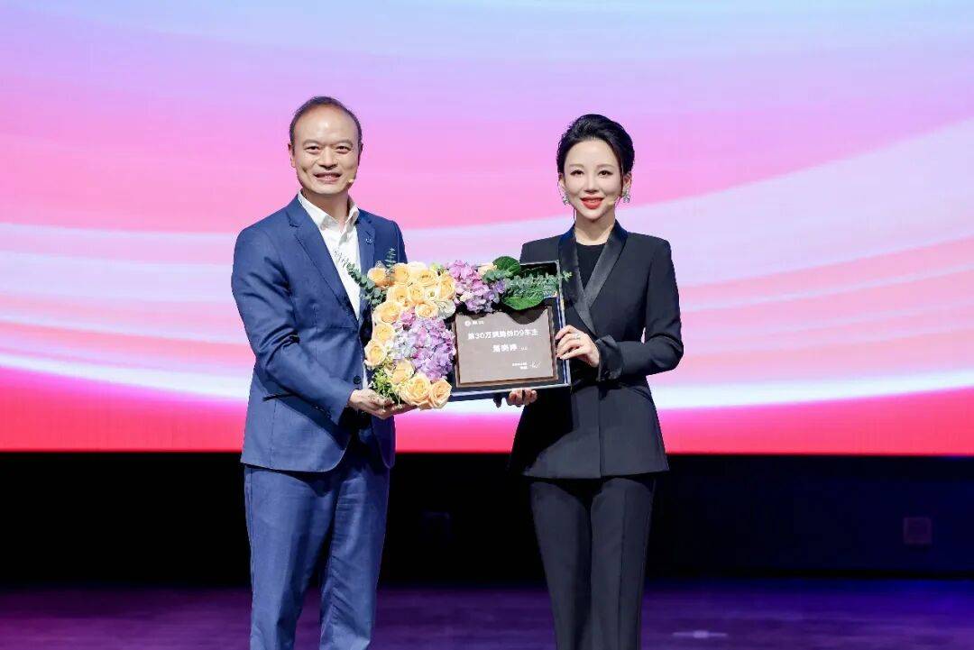 第30萬臺騰勢D9交付,“九球女王”成車主