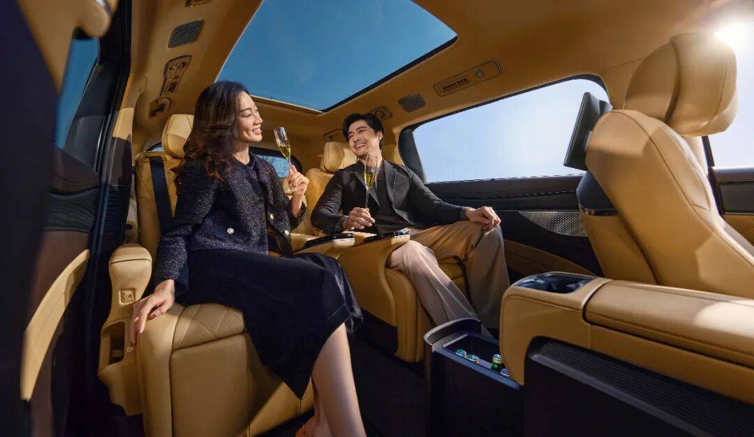 第30萬臺騰勢D9交付,“九球女王”成車主