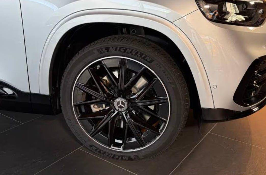 新一代奔馳GLB,結(jié)構(gòu)大改,三連桿前懸掛,鍛造鋁合金制成