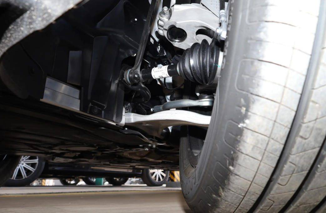 新一代奔馳GLB,結(jié)構(gòu)大改,三連桿前懸掛,鍛造鋁合金制成