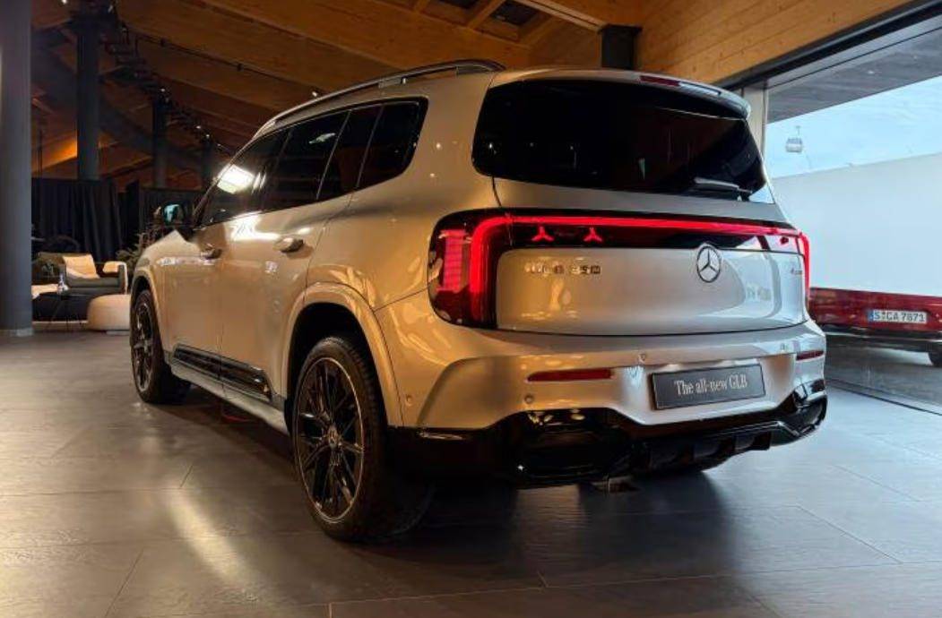 新一代奔馳GLB,結(jié)構(gòu)大改,三連桿前懸掛,鍛造鋁合金制成