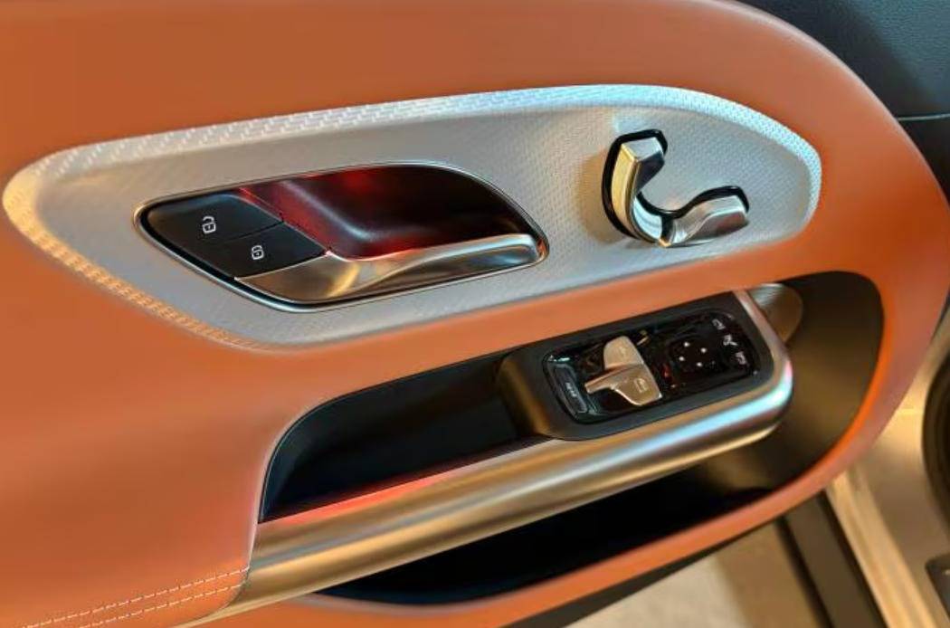 新一代奔馳GLB,結(jié)構(gòu)大改,三連桿前懸掛,鍛造鋁合金制成