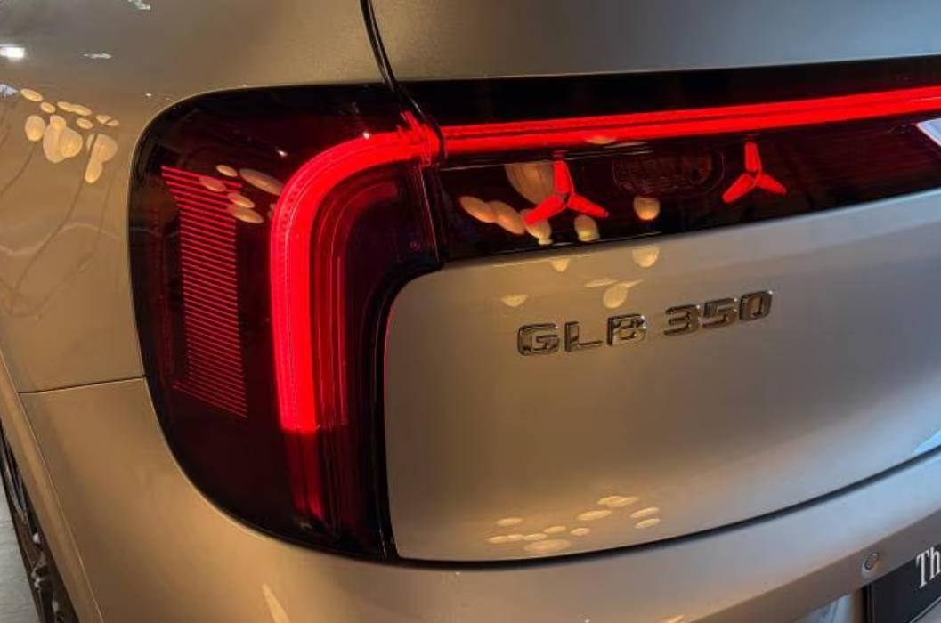 新一代奔馳GLB,結(jié)構(gòu)大改,三連桿前懸掛,鍛造鋁合金制成