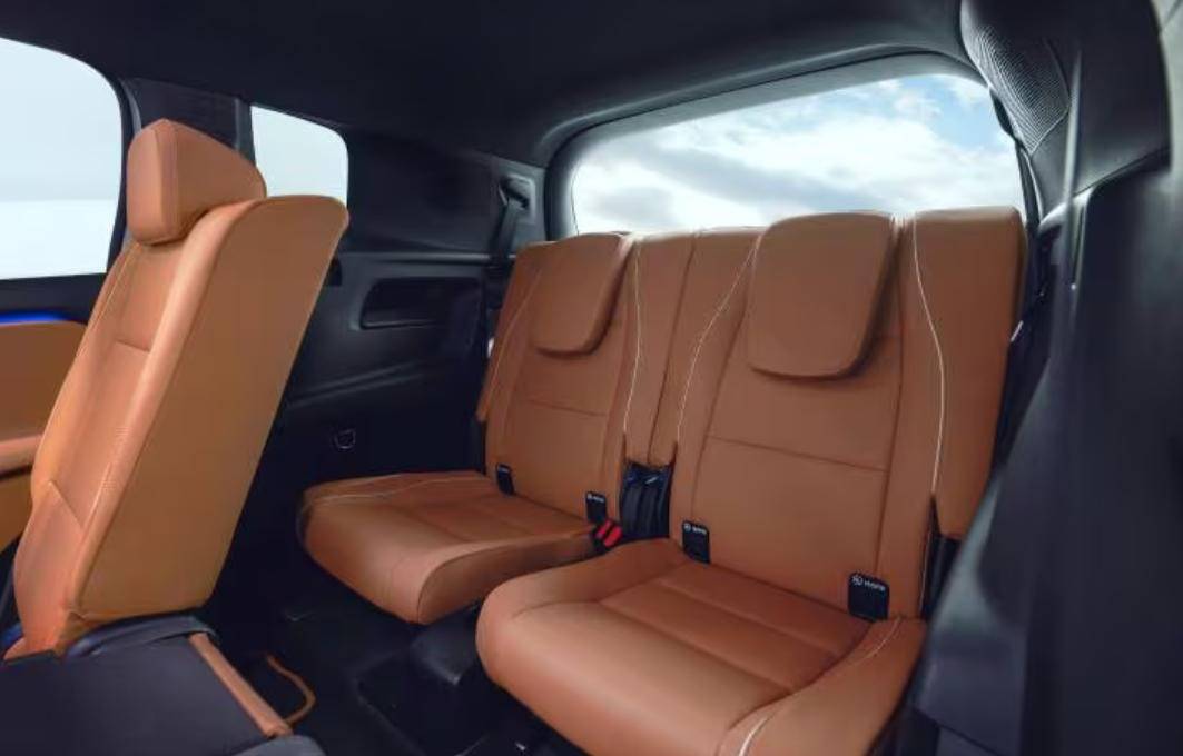 新一代奔馳GLB,結(jié)構(gòu)大改,三連桿前懸掛,鍛造鋁合金制成