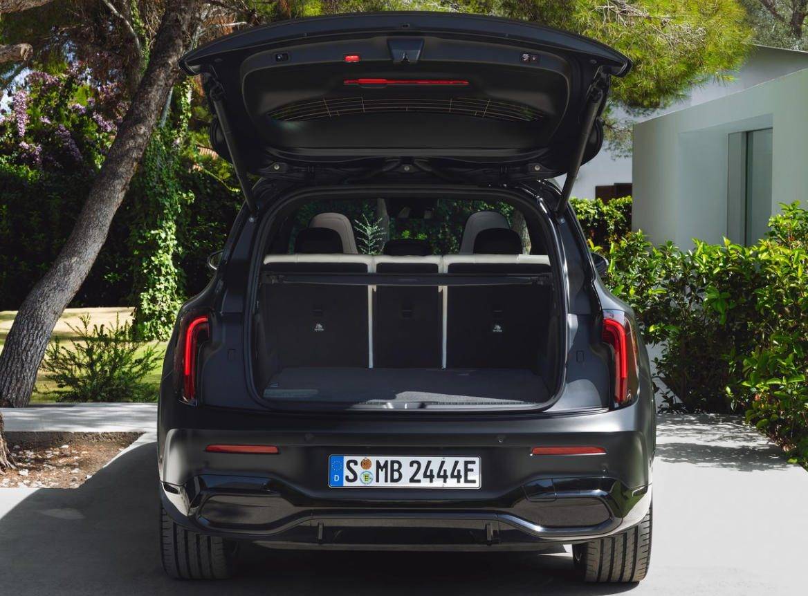 新一代奔馳GLB,結(jié)構(gòu)大改,三連桿前懸掛,鍛造鋁合金制成