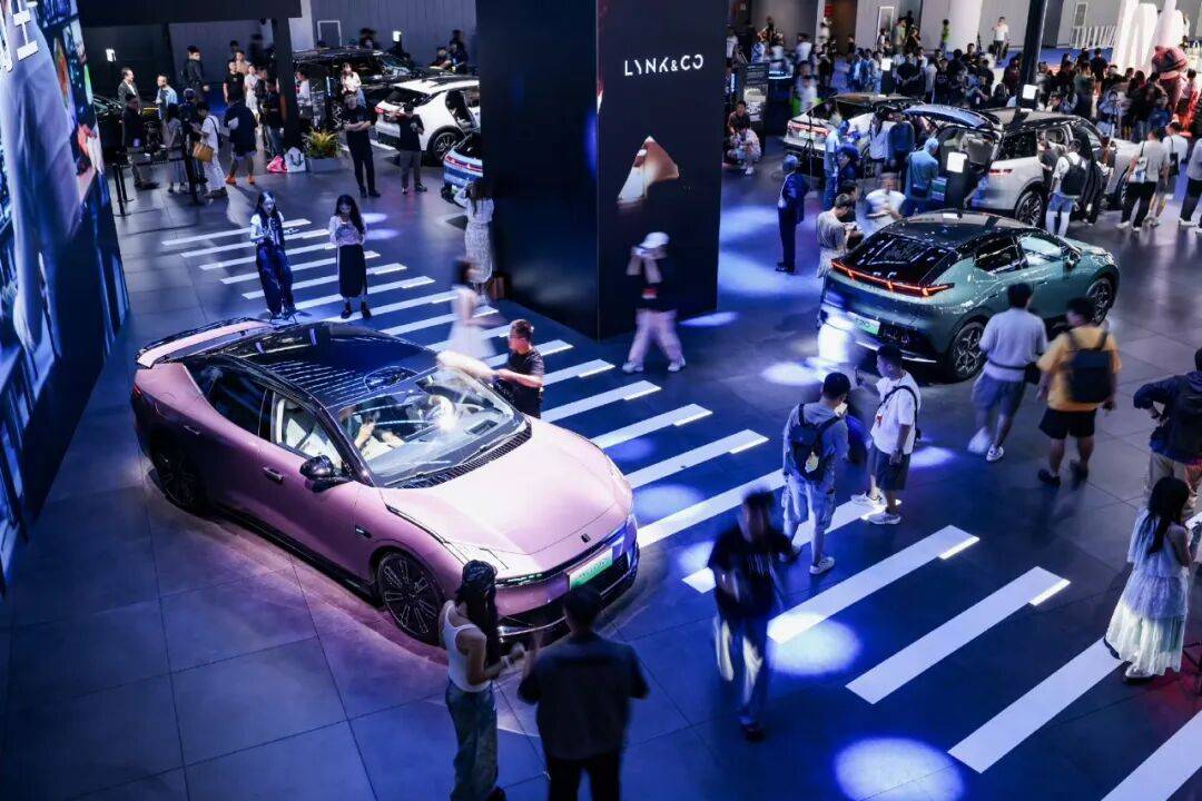 領克10 EM-P熱銷,重構混動市場價值競爭新范式